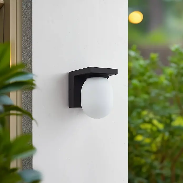 Lucande Außenwandleuchte Ovaali - schwarz, IP65 - Schwarze Außenwandleuchte mit ovalem, mattweißem Glasdiffusor.