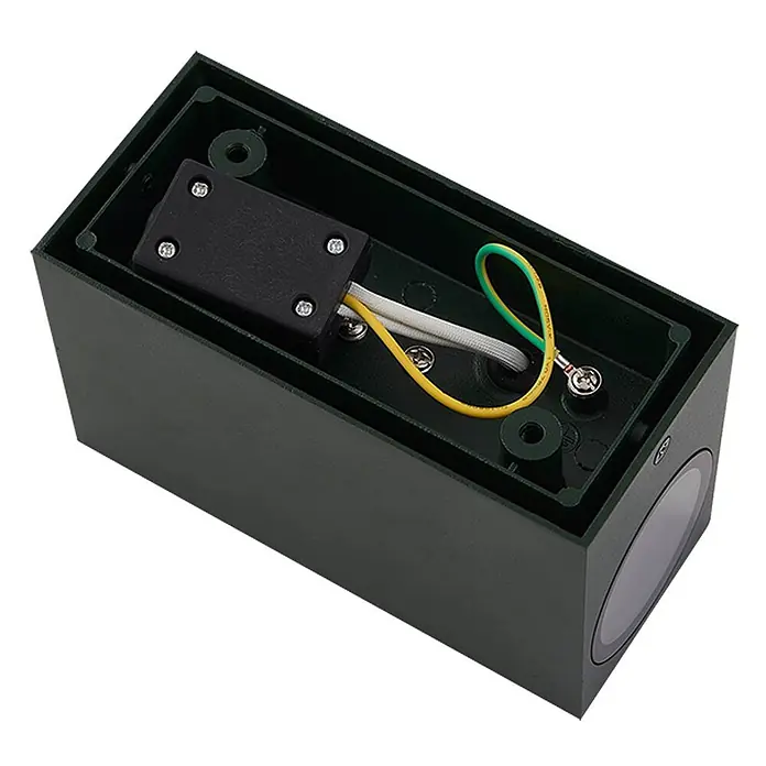 Lindby Außenwandleuchte Fijona - 9 x 6,5 x 15 cm, grün, IP44 - Dunkelgrüne rechteckige Außenwandleuchte, offen gezeigt mit Innenverdrahtung und schwarzem Klemmblock.