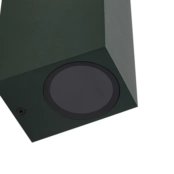 Lindby Außenwandleuchte Fijona - 9 x 6,5 x 15 cm, grün, IP44 - Matte dunkelgrüne rechteckige Leuchte mit runder schwarzer Linse und sichtbarer Schraube.