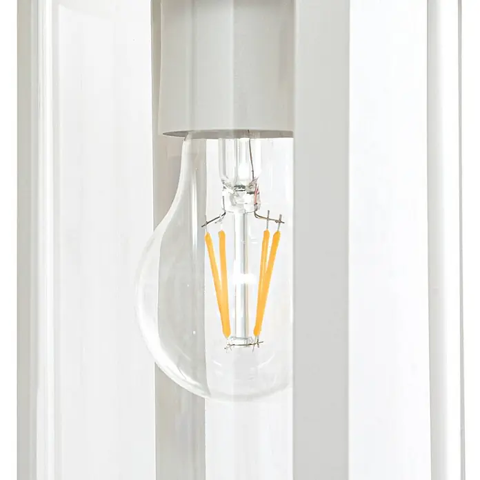 Lindby Außenwandleuchte Zayn - weiß / opal, weiß / opal, IP23 - Klare Glas-LED-Glühbirne mit orangefarbenen Filamenten in einer weißen, gerippten Leuchte.