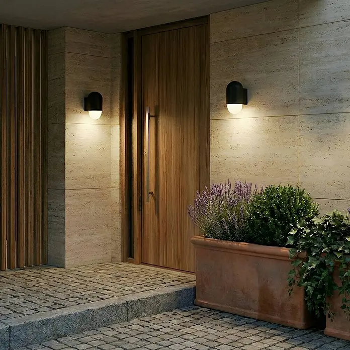 Lindby Wandleuchte aussen in schwarz, weiß, Aussenlampe Wand -  - Zwei schwarze Außenwandleuchten mit weißen Diffusoren beleuchten einen Steineingang neben einer Holztür.