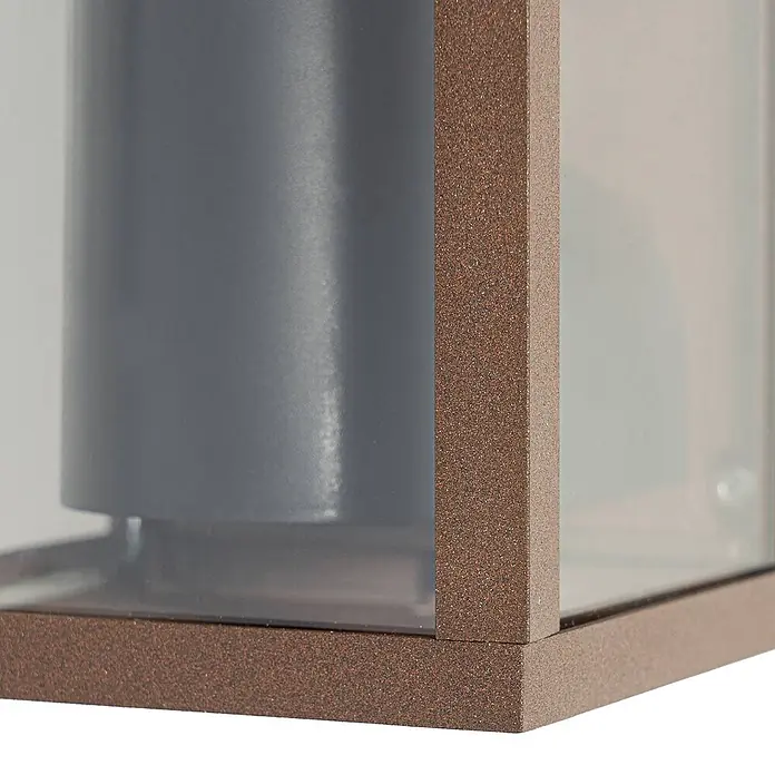 Lindby Außenwandleuchte Robigus - braun / rost, braun / rost, IP54 - Brauner, strukturierter Metallrahmen mit Glasplatten, umschließt eine graue zylindrische Leuchtkomponente.