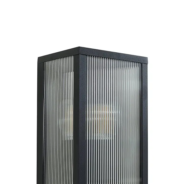 Lindby Außenwandleuchte Peldar - 13,5 x 14 x 26 cm, schwarz, IP44 - Schwarze rechteckige Außenleuchte mit strukturierten geriffelten Glasscheiben und sichtbarer Glühbirne.