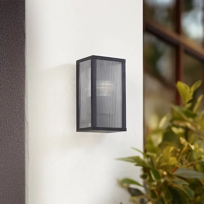 Lindby Außenwandleuchte Peldar - 13,5 x 14 x 26 cm, schwarz, IP44 - Schwarze Außenwandleuchte mit geripptem Glas.