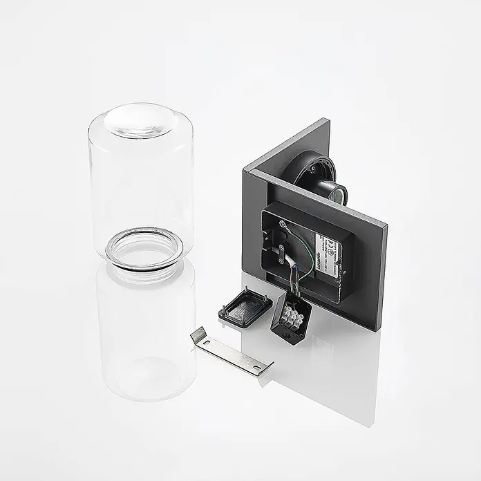 Lucande Außenwandleuchte Semka - schwarz, klar / transparent, IP54 - Zerlegte Außenwandleuchte mit dunkelgrauem Metallgehäuse, klarem Glaszylinder und freiliegender Verkabelung.