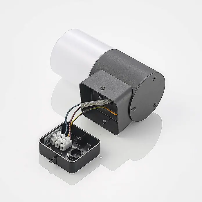 Lindby Außenwandleuchte Tabyn - schwarz, IP44 - Graue Metall-Wandleuchte mit weißem Diffusor, zeigt interne Verkabelung und Klemmenblock zur Installation.