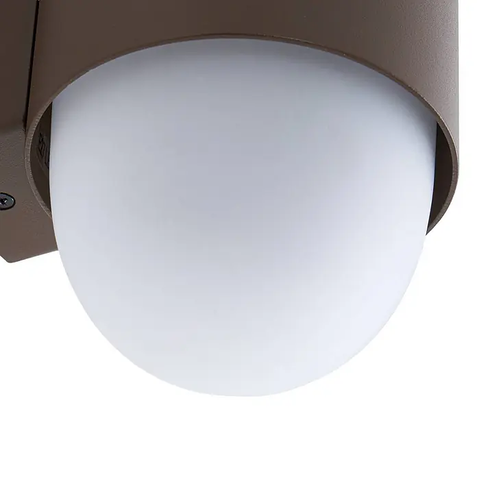 Lindby Außenwandleuchte Pilva - 13,3 x 10,5 x 21,5 cm, braun / rost, weiß / opal, IP44 - Braune Wandleuchte mit kugelförmigem weißem Diffusor.