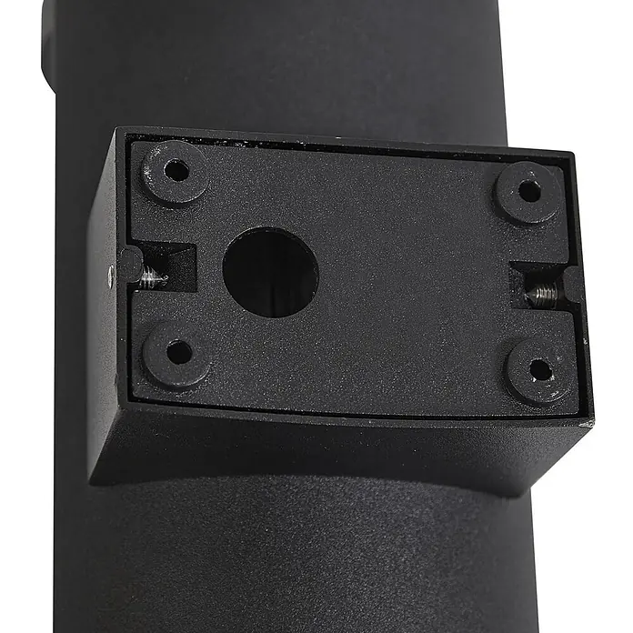 Lucande Außenwandleuchte Zanta - schwarz, alu / grau / zink, IP65 - Schwarze, texturierte Metall-Montagehalterung mit vier Schraubenlöchern und mittiger Kabelöffnung an zylindrischem Pfosten.
