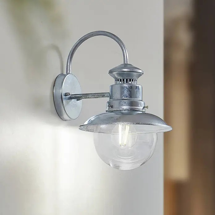 Lindby Außenwandleuchte Celinor - chrom / silber, chrom / silber, IP44 - Wandleuchte aus verzinktem Metall mit Schwanenhalsarm, klarer Glaskugel und sichtbarer LED-Glühbirne.
