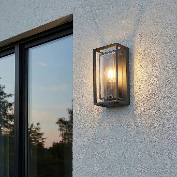 Arcchio Außenwandleuchte Ismera - schwarz, schwarz, IP65 - Rechteckige anthrazitfarbene Außenwandleuchte mit klarem Glasgehäuse an strukturierter Wand.