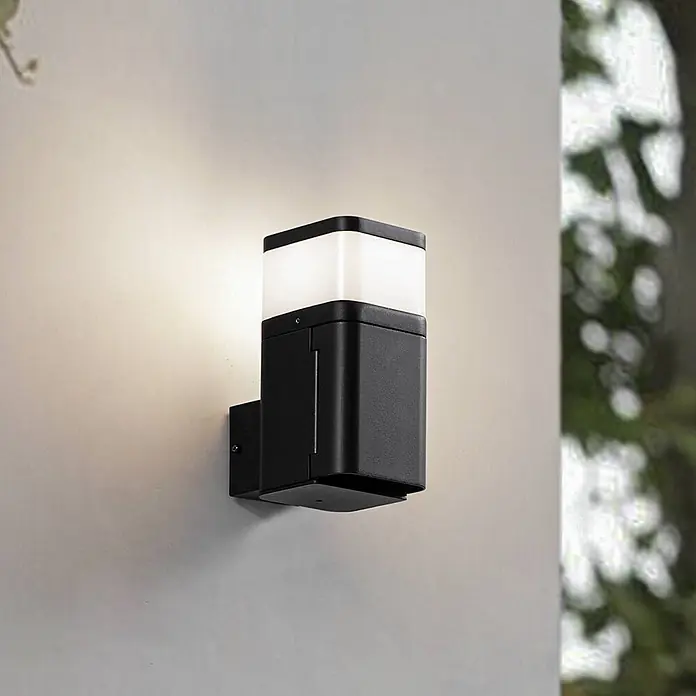Lindby Außenwandleuchte Teyon - schwarz, weiß / opal, IP44 - Schwarze quadratische Außenwandleuchte mit weißem Diffusor, an einer Wand montiert.