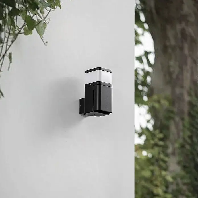Lindby Außenwandleuchte Teyon - schwarz, weiß / opal, IP44 - Schwarze Außenwandleuchte mit weißem Diffusor.
