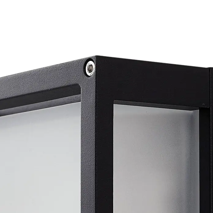 Lucande Außenwandleuchte Aurelien - schwarz, IP54 - Ecke eines schwarzen, strukturierten Metallrahmens mit mattiertem Glas, befestigt mit einer silbernen Inbusschraube.