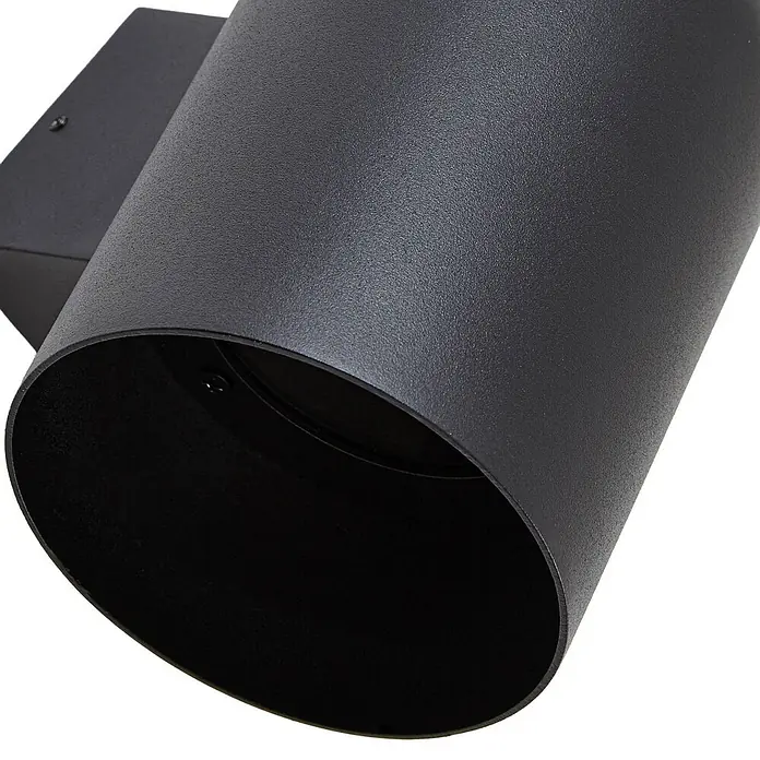 Lindby Wandleuchte aussen in schwarz, Aussenlampe Wand -  - Schwarze zylindrische Wandleuchte mit mattierter Textur, die ihre Öffnung zeigt.