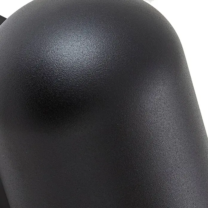 Lindby Wandleuchte aussen in schwarz, Aussenlampe Wand -  - Nahaufnahme einer schwarzen, fein strukturierten, matten Wölbung.