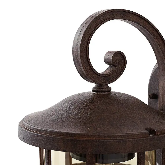 Lindby Wandleuchte aussen in rost, amber getönt, Aussenlampe Wand -  - Rustikale Wandlaterne aus Bronze mit Hammerschlag-Textur und elegantem Schnörkel.