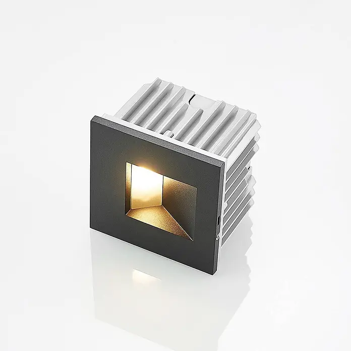 Arcchio Außenwandleuchte Zamo - schwarz, IP65 - Quadratische dunkelgraue Einbau-LED-Leuchte mit warmem Licht aus goldenem Reflektor und hellgrauem Kühlkörper.