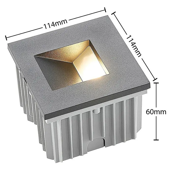 Arcchio Außenwandleuchte Zamo - schwarz, IP65 - Quadratische, graue LED-Bodeneinbauleuchte mit strukturierter Oberfläche und gerippter Basis, die warmweißes Licht aus einem eingelassenen goldenen Reflektor abgibt.