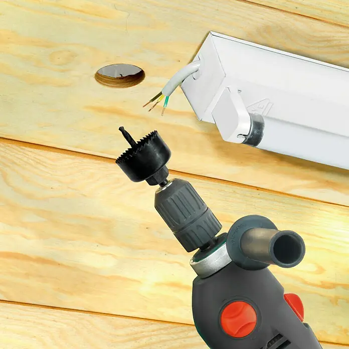Connex Broca de taladro - 5 pzs. - Una sierra perforadora está unida al portabrocas de un taladro. Es adecuada para trabajos de madera e instalación eléctrica.