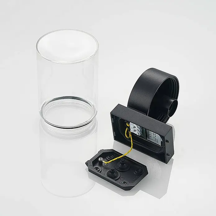 Arcchio Außenwandleuchte Liljana - schwarz, klar / transparent, IP65 - Demontierte schwarze Außenwandleuchte mit klarem Glaszylinder, zeigt Innenverkabelung und Montageplatte.