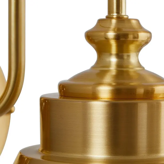 Lindby Außenwandleuchte Adalie - 21,5 x 13,7 x 31 cm, messing / gold, IP44 - Nahaufnahme eines gebürsteten messingfarbenen Metallteils, wahrscheinlich Teil einer Lampe oder Armatur.