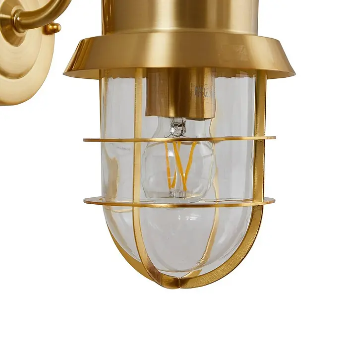 Lindby Außenwandleuchte Adalie - 21,5 x 13,7 x 31 cm, messing / gold, IP44 - Gebürstete Messing-Wandleuchte mit klarem Glasgehäuse und sichtbarer LED-Glühbirne im Schiffslampen-Stil.