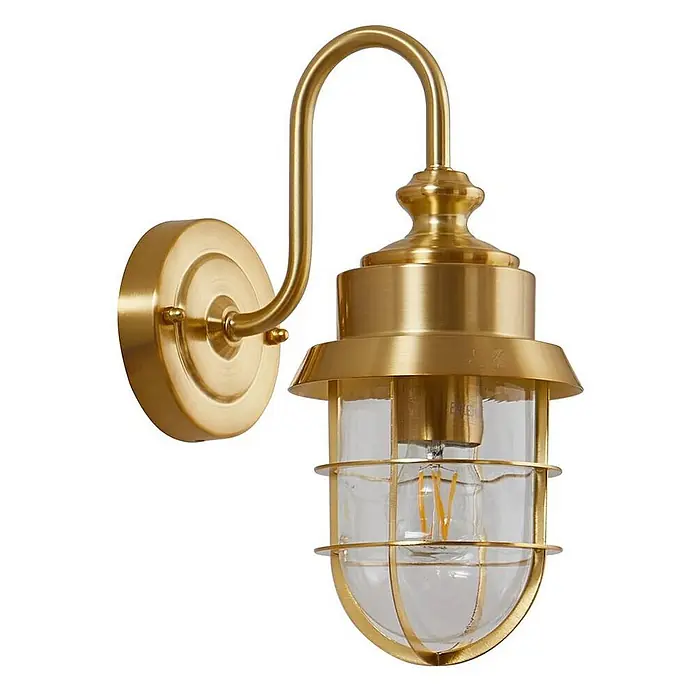 Lindby Außenwandleuchte Adalie - 21,5 x 13,7 x 31 cm, messing / gold, IP44 - Goldene Messing-Wandleuchte mit gebogenem Arm und klarem Glaskäfig, der eine LED-Glühbirne sichtbar macht.