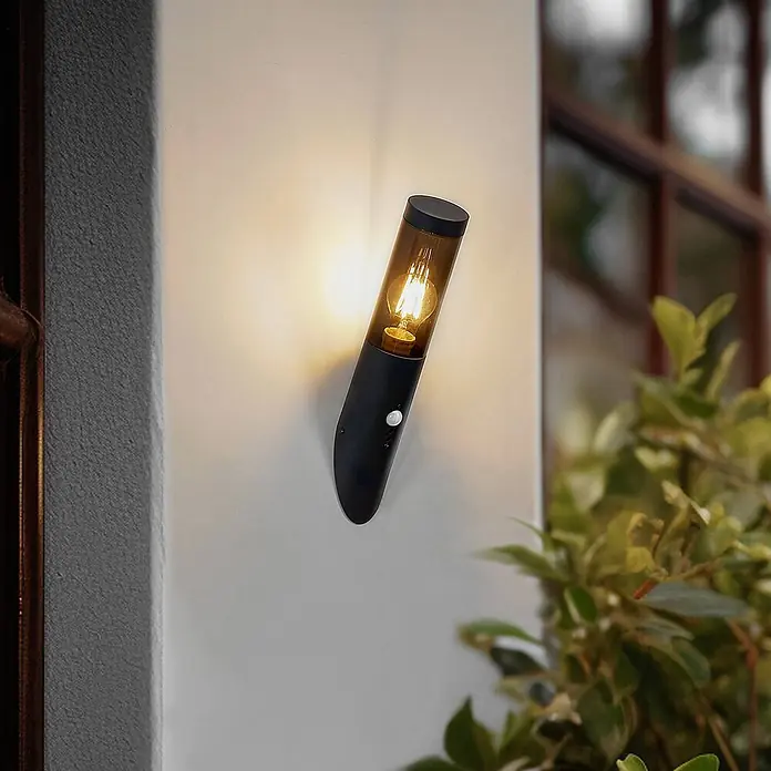 Lindby Außenwandleuchte Statius - 7,6 x 7,6 x 40 cm, schwarz, IP44 - Schwarze Outdoor-Wandleuchte mit Rauchglas und LED-Birne. Mit Bewegungssensor.