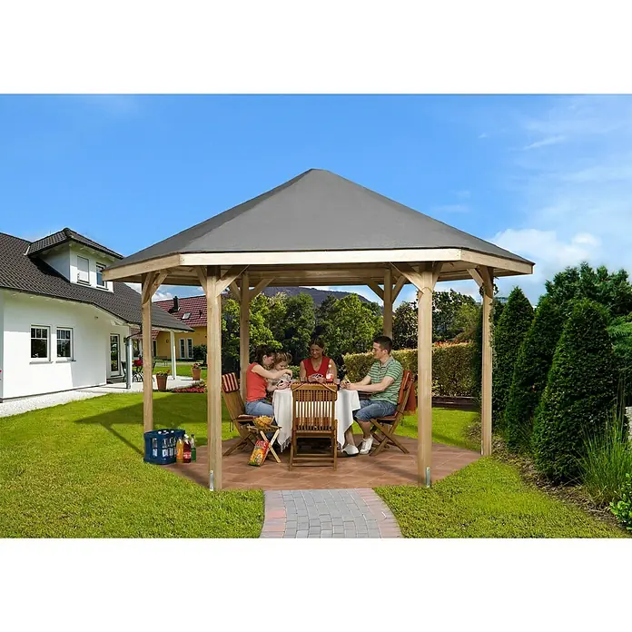 Weka Pavillon 656 - L x B: 461 x 399 cm, Natur - Bild einer Familie, die in einem Holzpavillon sitzt, der ein schattenspendendes graues Dach hat.