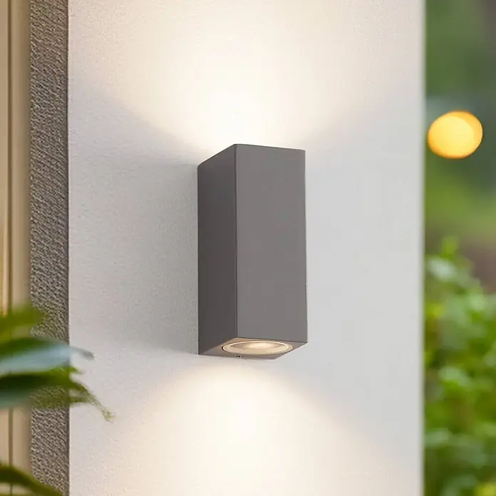 Lucande Außenwandleuchte Xava - 8 x 7 x 16,5 cm, alu / grau / zink, IP65 - Graue rechteckige Außenwandleuchte, die nach oben und unten leuchtet.