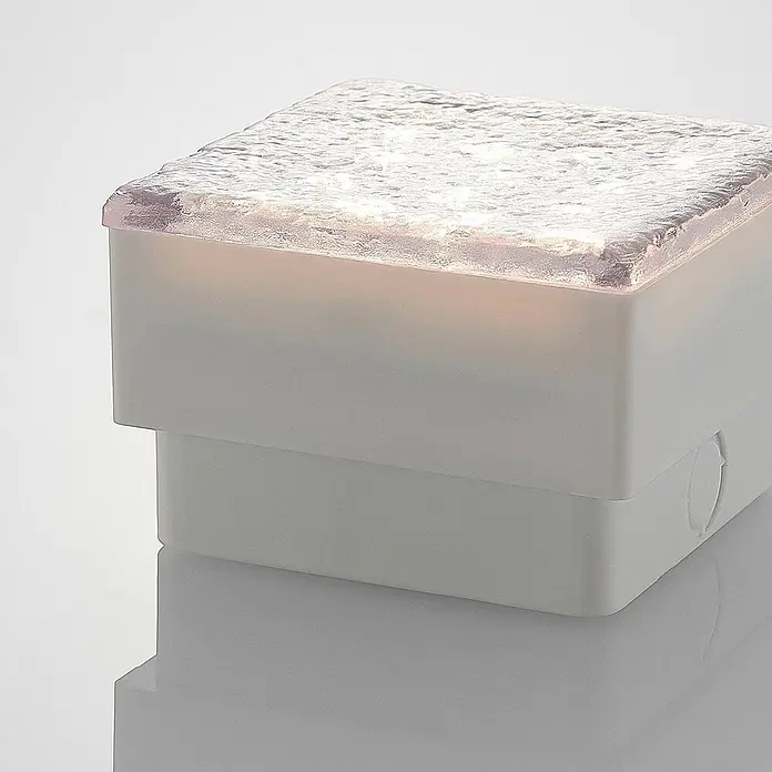 Prios LED-Gartenstrahler Ewgenie - 3.000 K, 10 x 10 x 6 cm - Quadratische Leuchte mit strukturierter, leuchtender Oberseite und weißem Sockel.