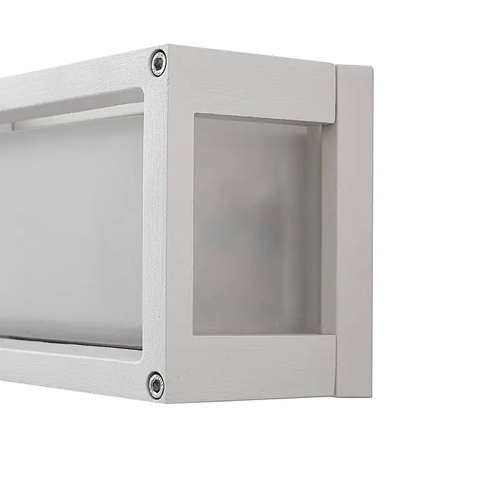 Lucande Außenwandleuchte Aurelien - weiß / opal, IP54 - Weiße rechteckige Leuchte mit mattiertem Diffusor und sichtbaren Sechskantschrauben, die ein modernes Design andeuten.