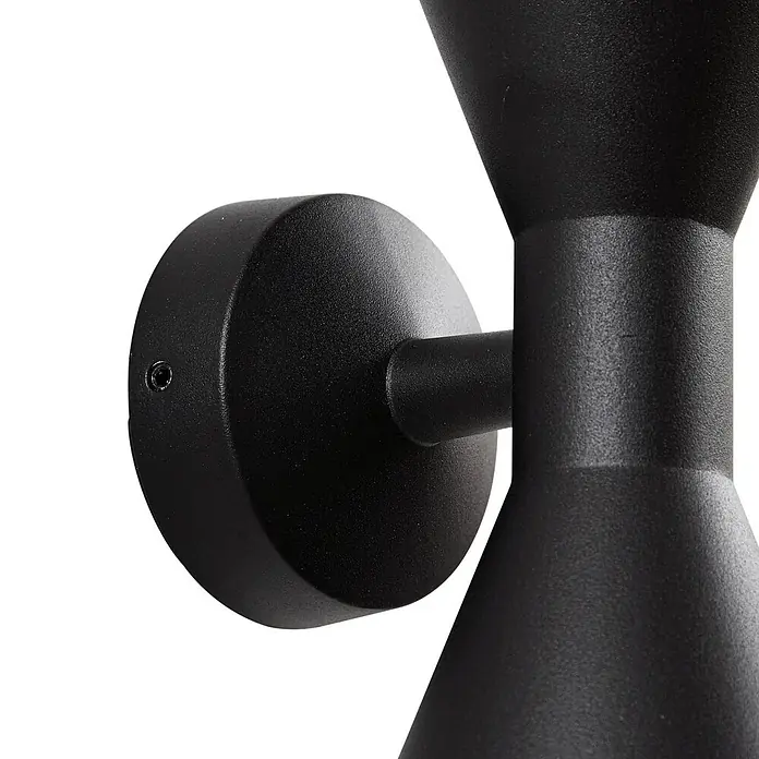 Lucande Außenwandleuchte Xalor - schwarz, IP65 - Schwarze texturierte Wandleuchte mit Doppelkegel-Design, montiert an einer runden Basis.