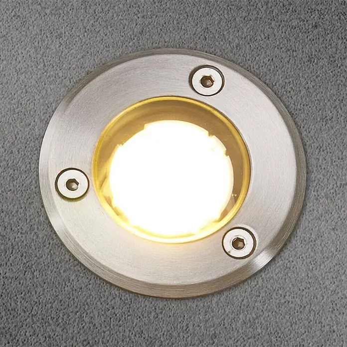 Lucande LED-Gartenstrahler Kenan - 3.000 K - Runde Bodeneinbauleuchte aus gebürstetem Edelstahl mit warmweißem Licht, befestigt mit drei Inbusschrauben.