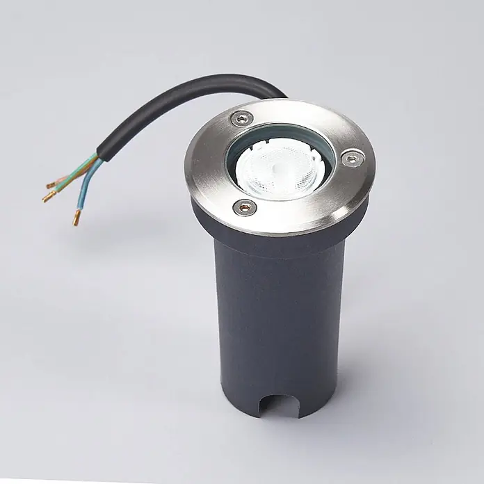 Lucande LED-Gartenstrahler Kenan - 3.000 K - Outdoor-Einbaustrahler mit gebürsteter Edelstahlplatte, dunkelgrauem Zylinderkörper und freiliegenden Elektrokabeln.