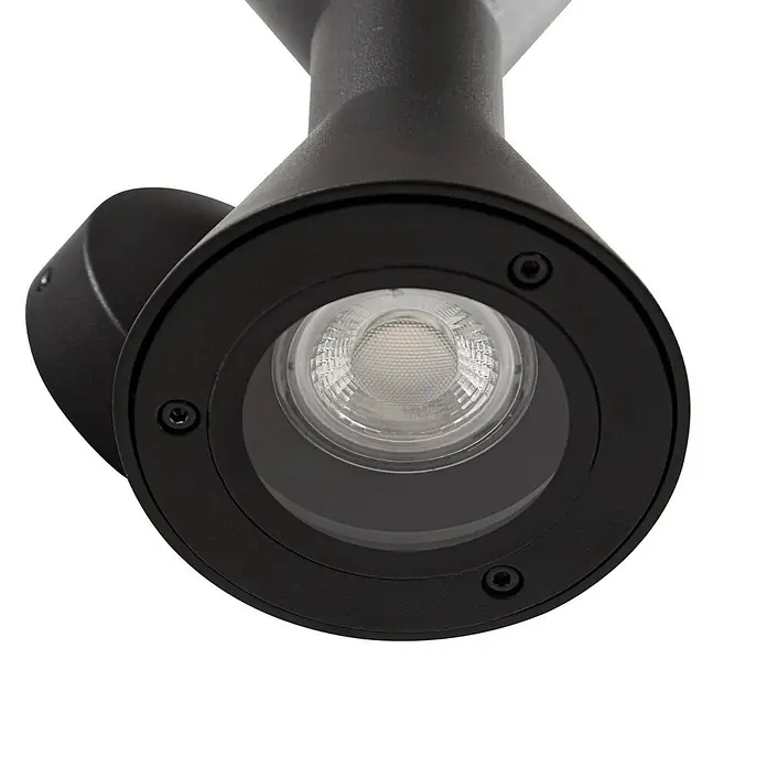 Lucande Außenwandleuchte Xalor - schwarz, IP65 - Schwarzer Outdoor-LED-Strahler mit strukturierter Lichtquelle, befestigt mit sichtbaren Schrauben.