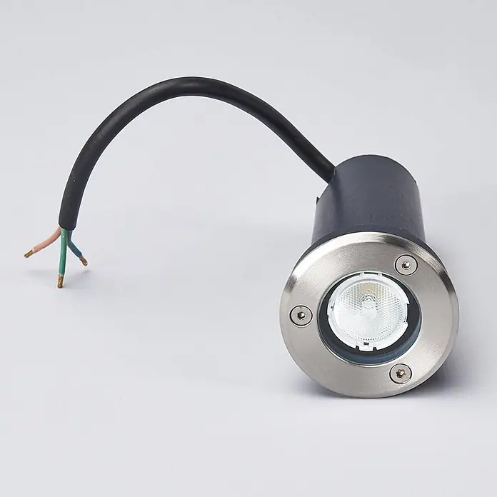 Lucande LED-Gartenstrahler Kenan - 3.000 K - Edelstahl-LED-Bodeneinbauleuchte mit dunkelgrauem Zylinderkörper und schwarzem Kabel mit freiliegenden Adern.