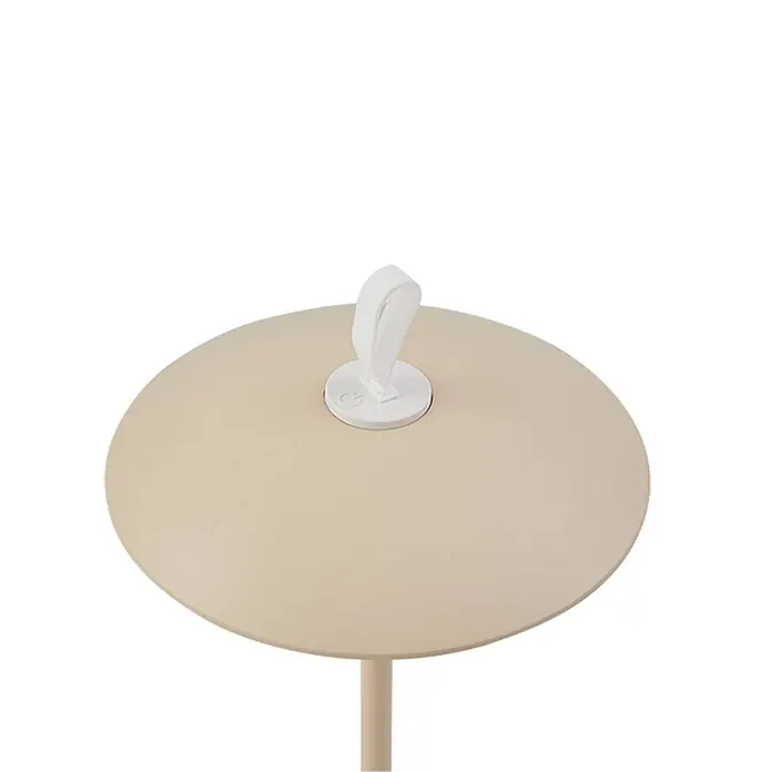 Lindby LED-Tischleuchte Kanani - L x B x H: 18,1 x 18,1 x 30,8 cm, creme / amber, creme / amber, Warmweiß - Hellbeige tragbare Lampe mit weißem Schlaufengriff und Einschaltsymbol.
