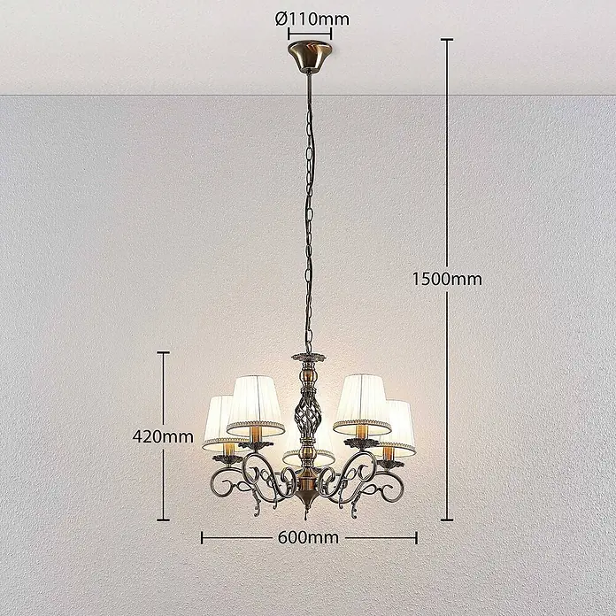 Lindby Kronleuchter Finnick - weiß, altmessing, E14 - Bronzener Kronleuchter mit 5 weißen Stoffschirmen, verziertem Metallwerk, an der Decke hängend. Maße: L1500mm, B600mm, H420mm.