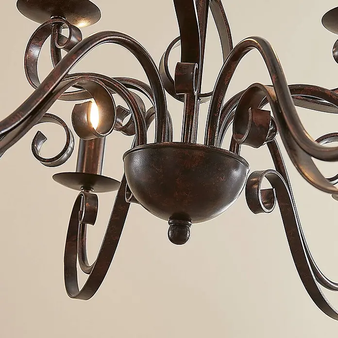 Lindby Kronleuchter Caleb - braun / rost, rostbraun, E14 - Verzierte Schmiedeeisen-Kronleuchter in Antikbronze mit Schnörkelarmen und sichtbaren Kerzenbirnen.