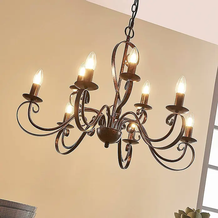 Lindby Kronleuchter Caleb - braun / rost, rostbraun, E14 - Schmiedeeiserner Kronleuchter in Bronze-Optik mit 8 brennenden Kerzen-LED-Lampen im Innenbereich.