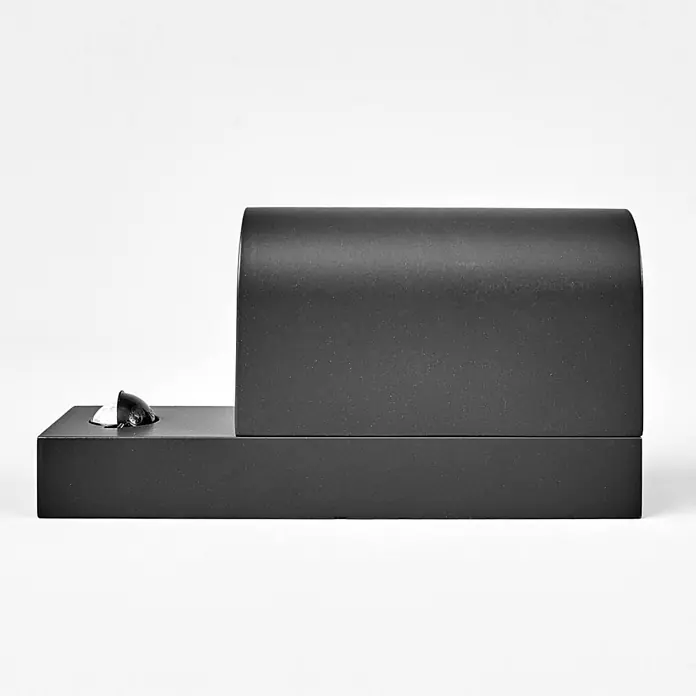 Lindby Außenwandleuchte Palina - 12 x 7 x 21,6 cm, schwarz, IP44 - Schwarzes, minimalistisches Gerät mit gewölbter Oberseite und rechteckiger Basis, mit einem kleinen schwarz-weißen Akzent.