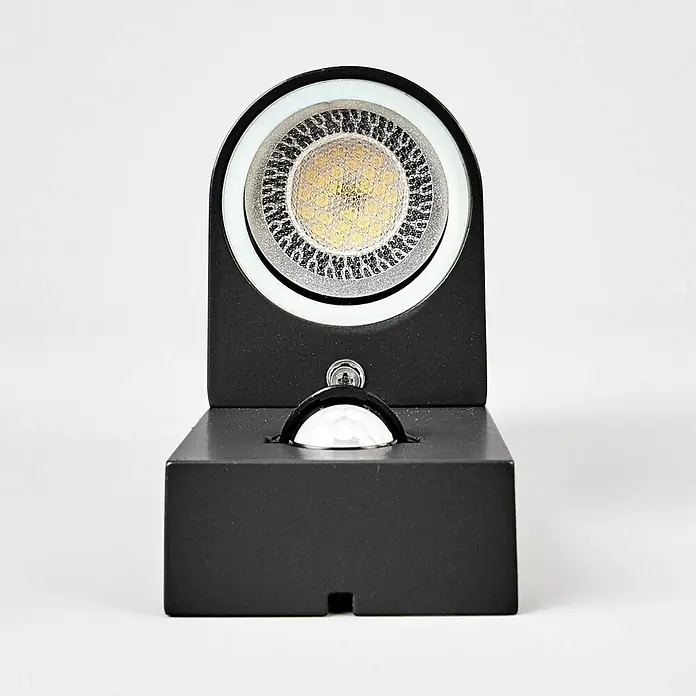 Lindby Außenwandleuchte Palina - 12 x 7 x 21,6 cm, schwarz, IP44 - Schwarze LED-Wandleuchte mit weißem Diffusor und integriertem Bewegungsmelder.