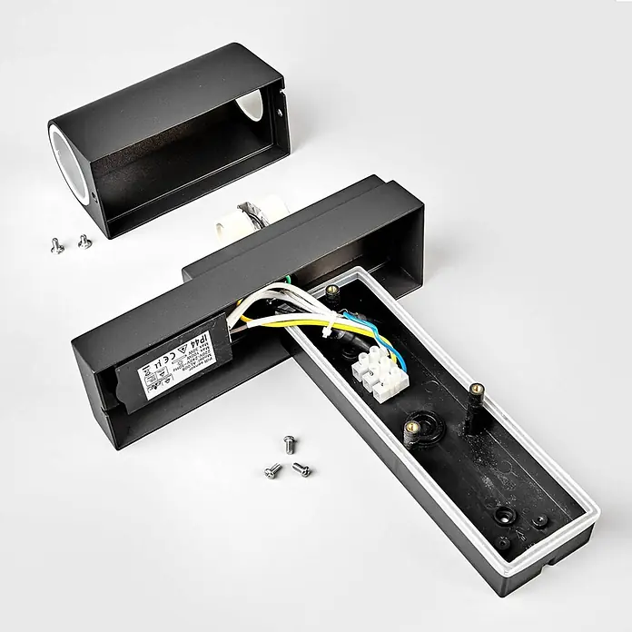 Lindby Außenwandleuchte Palina - 12 x 7 x 21,6 cm, schwarz, IP44 - Zerlegte schwarze Außenwandleuchte mit PIR-Sensor, interne Verkabelung sichtbar.