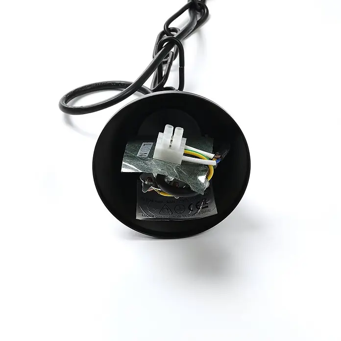 Lindby Kronleuchter Scaleria - antikbraun, E14 - Innenansicht einer schwarzen Metall-Deckenrosette für eine Leuchte, mit elektrischem Verbinder, Kabeln und Kette.