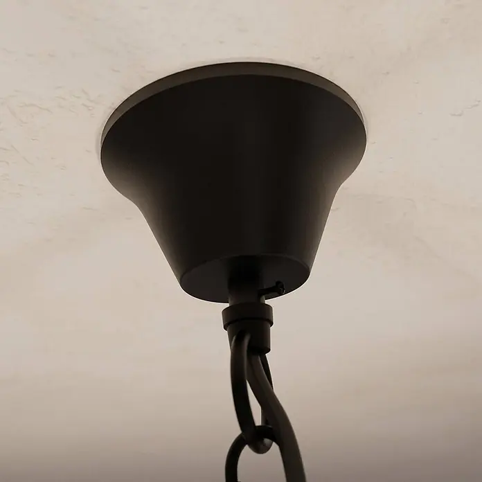 Lindby Kronleuchter Scaleria - antikbraun, E14 - Schwarze Deckenrosette aus Metall an einer strukturierten Decke, mit hängender Kette.