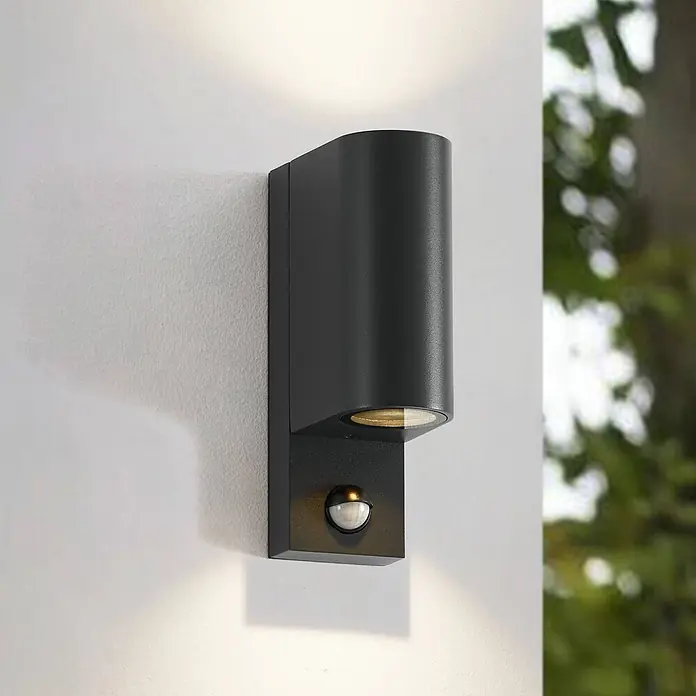 Lindby Außenwandleuchte Palina - 12 x 7 x 21,6 cm, schwarz, IP44 - Schwarze Außenwandleuchte mit Up/Down-Licht und integriertem Bewegungsmelder.