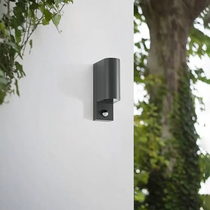 Lindby Außenwandleuchte Palina - 12 x 7 x 21,6 cm, schwarz, IP44 - Dunkelgraue Außenwandleuchte mit integriertem Bewegungsmelder.