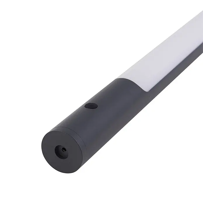 Lindby LED-Tischleuchte Kompis - alu / grau / zink, Warmweiß - Dunkelgraue zylindrische LED-Lichtleiste mit weißem Diffusor, Bedientaste und Anschluss am Ende.