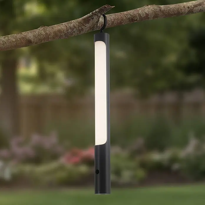 Lindby LED-Tischleuchte Kompis - alu / grau / zink, Warmweiß - Schwarze zylindrische tragbare Lampe mit beleuchtetem weißem Abschnitt, hängt an einem Ast im Garten.